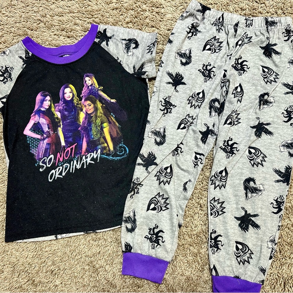 😈 Disney’s Descendants 3 pajama set 😈